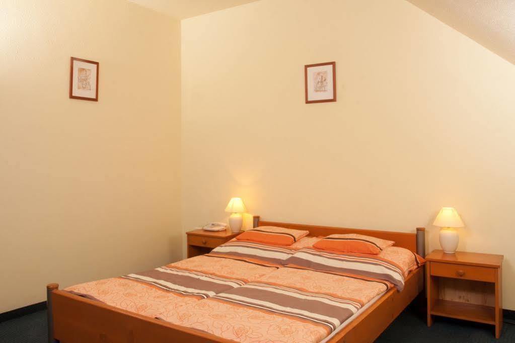 Alfa Hotel Дьєр Екстер'єр фото